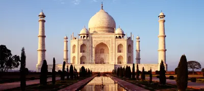 Photograph of the Taj Mahal during golden hour